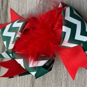 𝅺New Girls Christmas Hair Bow - Green Chevron Print With Red Feather Accent